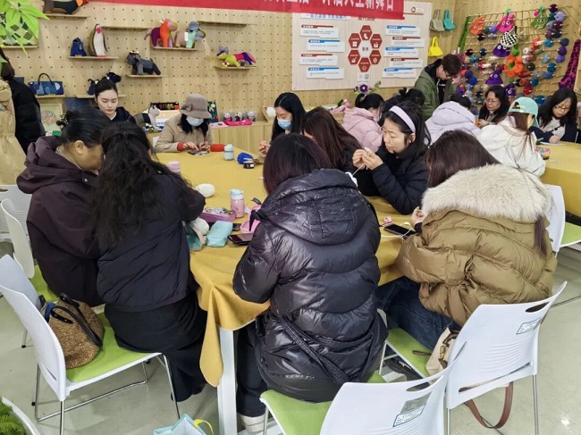 傳承指尖手藝,激活就業新機:瑞方人力助力華興街道開展女紅就業幫扶 第2張 傳承指尖手藝,激活就業新機:瑞方人力助力華興街道開展女紅就業幫扶 第2張